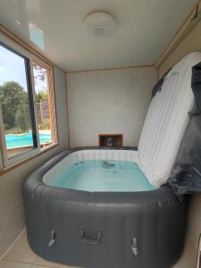 Maisons de vacances Maison privee cloturee, piscine hors-sol et spa : photos des chambres