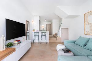 Waves & Agistri by Nest