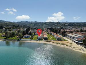 Waves & Agistri by Nest