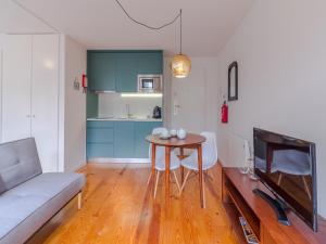 Modern studio in Porto with balcony