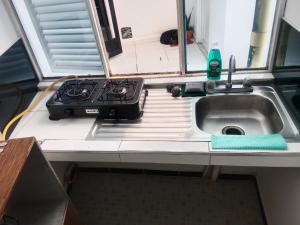 D apartaestudio amoblado central con cocina y baño