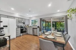 Modern 3 Bed 2 Bath Home 3 minutes from Legoland - Waverly