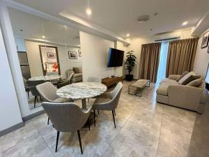 Sheryll Escapes - La Grande 11th floor Phase 2, posh 1BR balcony!