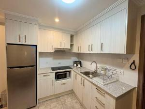 Sheryll Escapes - La Grande 11th floor Phase 2, posh 1BR balcony!