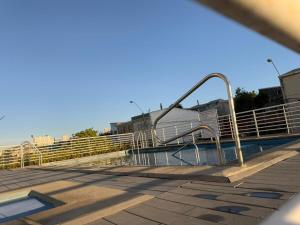 Moderno departamento, piscina y estacionamiento