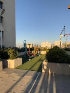 Moderno departamento, piscina y estacionamiento