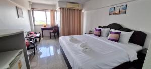 PetchPhiroon Apartment