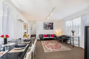 Cozy 2Bed& 1Bath Guest Suite surrounded by garden near Lake with Free parking and Wi-Fi