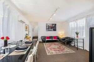 Cozy and bright home 2beds & 1 Bath close to Yarralumla Lake and Shopping Center - Lyons