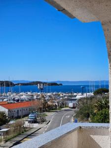 Pljesa Apartments -Meerblick mit Terrasse & Grill by rentyourhome24