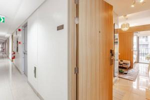 Cozy & Homey 1BR Apartment near MOA facing Pool with Own Parking with Netflix & HBO Max & up to 200mbps Wifi