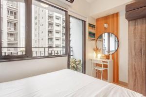 Cozy & Homey 1BR Apartment near MOA facing Pool with Own Parking with Netflix & HBO Max & up to 200mbps Wifi