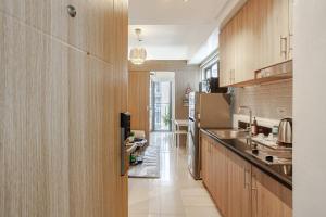 Cozy & Homey 1BR Apartment near MOA facing Pool with Own Parking with Netflix & HBO Max & up to 200mbps Wifi