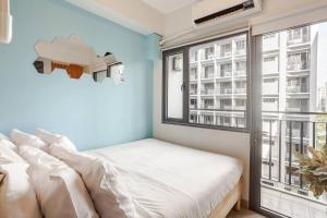 Cozy & Homey 1BR Apartment near MOA facing Pool with Own Parking with Netflix & HBO Max & up to 200mbps Wifi