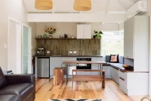 Wainui Stream Cottage - 拉格伦