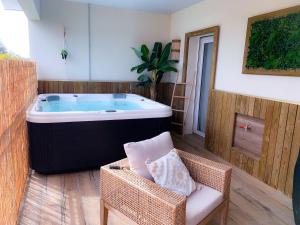 Appartements La Terrasse Enchantee, Romance, Cosy et Jacuzzi : photos des chambres