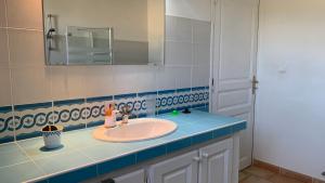 Chez Cathy et Loïc, chambre "tendresse" dans maison provençale chez lhabitant avec WC et salle de bain privés