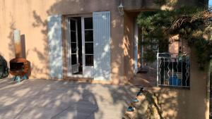 Chez Cathy et Loïc, chambre "tendresse" dans maison provençale chez lhabitant avec WC et salle de bain privés