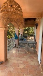 Chez Cathy et Loïc, chambre "tendresse" dans maison provençale chez lhabitant avec WC et salle de bain privés