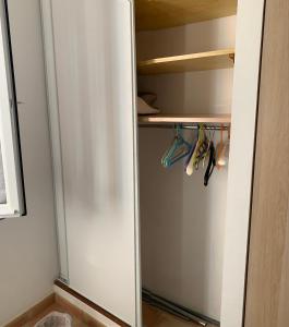 Chez Cathy et Loïc, chambre "tendresse" dans maison provençale chez lhabitant avec WC et salle de bain privés