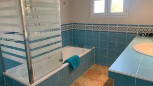 Chez Cathy et Loïc, suite dans maison provençale avec chambre , salon, salle de bain et WC privés