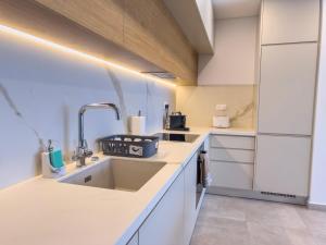 Malberry Park 204 - Modern 2bedroom Apt with Shared Heated Pool, Sauna, Gym, Jacuzzi