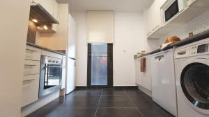 Seahomes Vacations - Beachside Apt with Pool