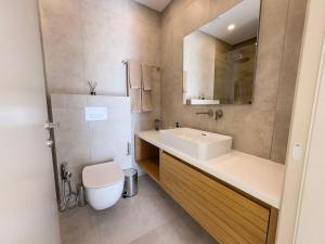 Malberry Park 102 - Modern Apt with Shared Heated Pool, Sauna, Gym, Jacuzzi