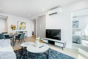 Hidden Gem Amazing Two-BR Apt Central Melbourne # 3804