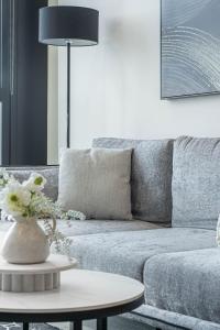 Hidden Gem Amazing Two-BR Apt Central Melbourne # 3804