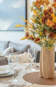 Hidden Gem Amazing Two-BR Apt Central Melbourne # 3804