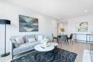 Hidden Gem Amazing Two-BR Apt Central Melbourne # 3804