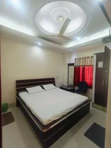 Saluja Palace - Rāe Bareli