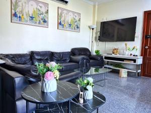 2 BR villa with private swimming pool and jacuzzi 350m from beach