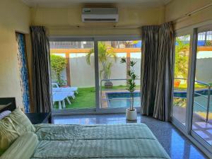 2 BR villa with private swimming pool and jacuzzi 350m from beach