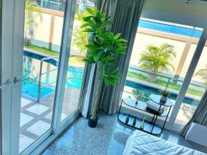 2 BR villa with private swimming pool and jacuzzi 350m from beach