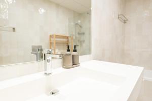 Beachside escape with parking and pool REMS