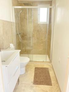 Great flat! 12 minute walk from train station and Palais