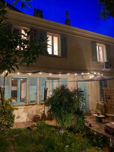 Great flat! 12 minute walk from train station and Palais