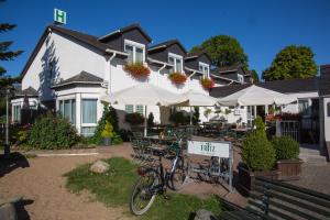 Das FRITZ Hotel Schwerin schöne Lage im Grünen mit regionaler Küche kostenfreien Parkplätzen und E Ladestation