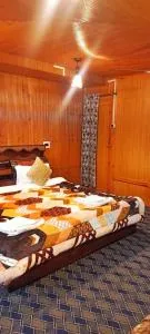 Backyard Stays With Dal Lake View - Kārapur