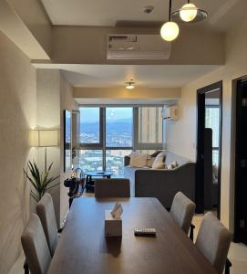 Elegant 1BR with Great View, Panoramic Pool Near Ortigas CBD - 24