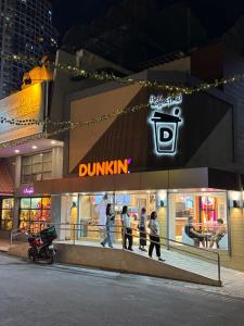 Elegant 1BR with Great View, Panoramic Pool Near Ortigas CBD - 24