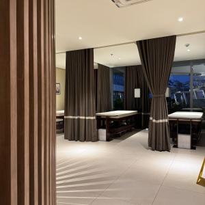 Elegant 1BR with Great View, Panoramic Pool Near Ortigas CBD - 24