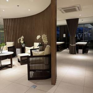 Elegant 1BR with Great View, Panoramic Pool Near Ortigas CBD - 24