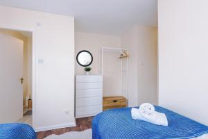 Cozy 3 Bed with PS4 and Parking by Vista Stays Short Lets Manchester