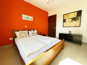 Stylish 2BR Apartment with Balcony and Parking near Saint Lazarus and Finikoudes Beach
