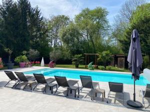 Maisons d'hotes Aux Couleurs d'Alsace : Chambre Lit King-Size - Vue sur Piscine 