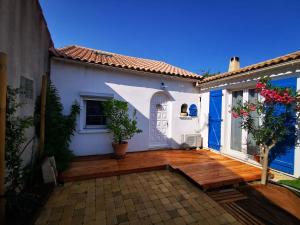 Villa with pool near sea and garrigue