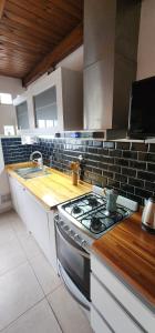 Casa tipo Estudio de concepto abierto, Centrica, Parrilla, Cochera Privada y Portón Eléctrico